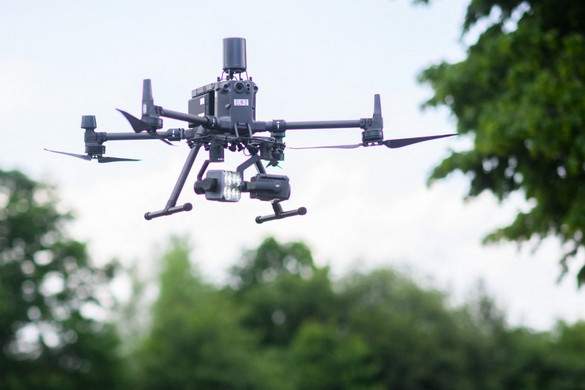 Videón, ahogy az orosz FPV drón berepül a mozgó ukrán csapatszállító ajtaján