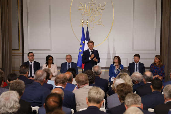 A francia elnök fogadta a zavargásoktól sújtott elővárosok polgármestereit