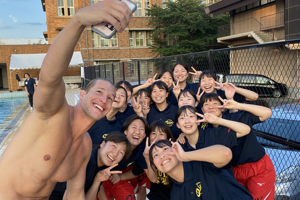 Lelóg a lába Vámos Mártonnak a japán ágyról