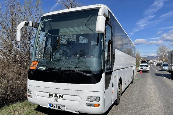 Óvodásokat szállító busz előtt büntetőfékezett egy férfi, vádat emeltek ellene