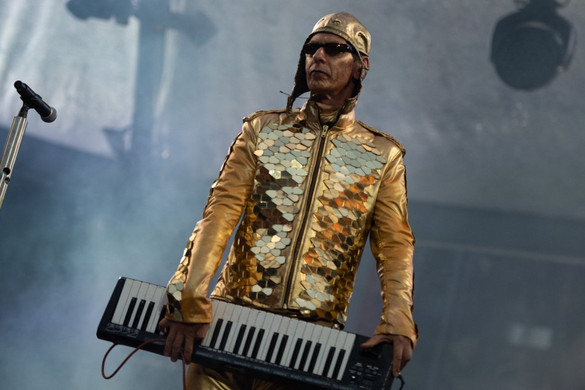 A Rammstein frontembere után a billentyűsét is szexuális visszaélések elkövetésével vádolják