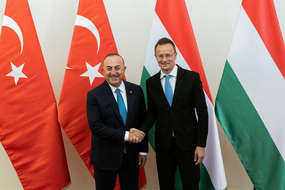 Szijjártó Péter kitüntetést adott át Mevlüt Cavusoglu korábbi török külügyminiszternek
