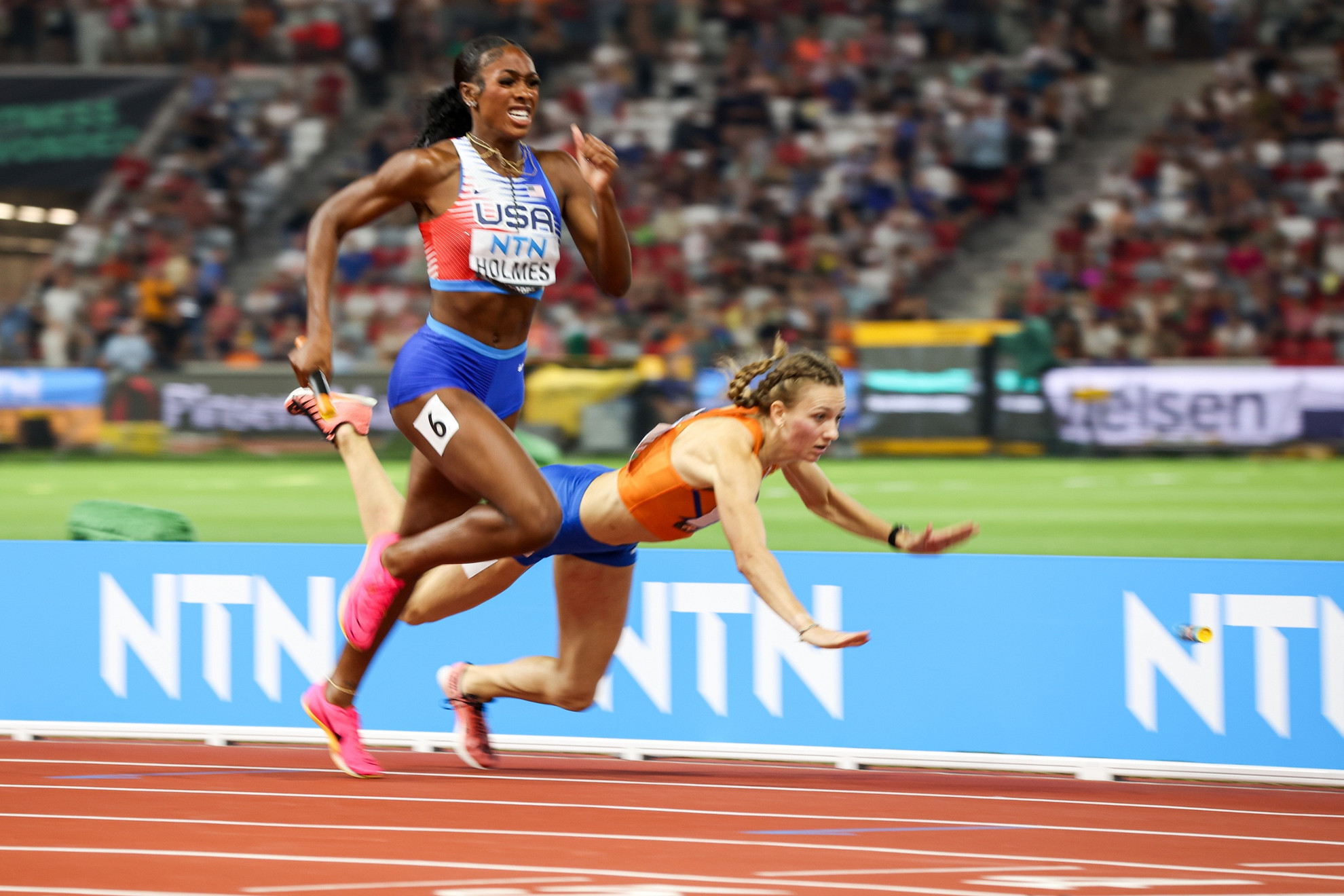 Az amerikaiak vittél el az aranyat a 4x400 méteres vegyes váltóban 3:08.80 perccel. A szám fedett pályás világrekordere, a holland Femke Bol a cél előtt néhány méterrel bukott