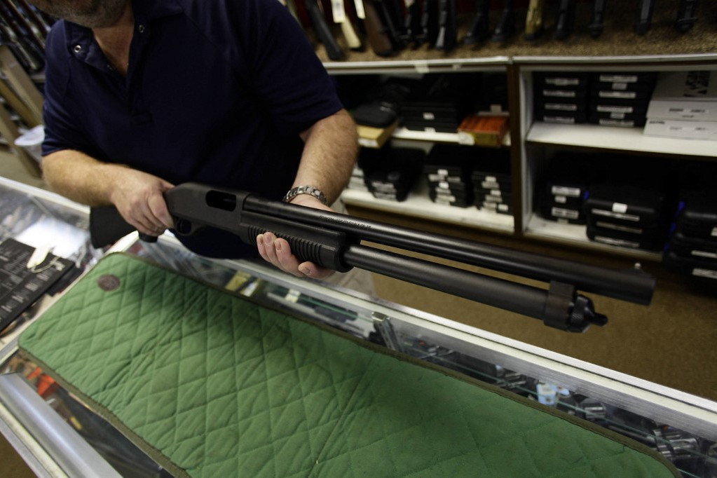 Fotó: Joshua Lott / Getty Images via AFP Egy Remington 870 egy bolt kínálatában (Képünk illusztráció.)