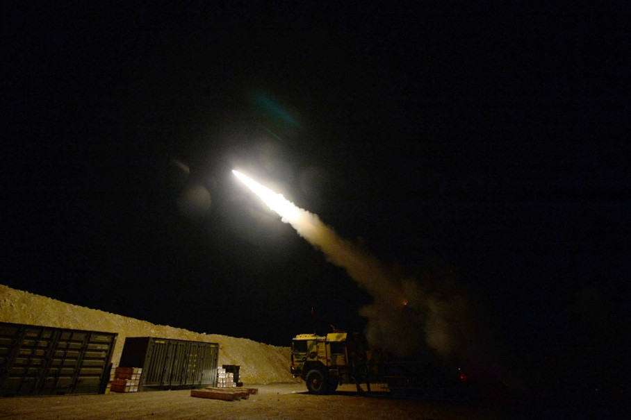 Egy török rakéta-sorozatvető akcióban valahol a Szír határ térségében