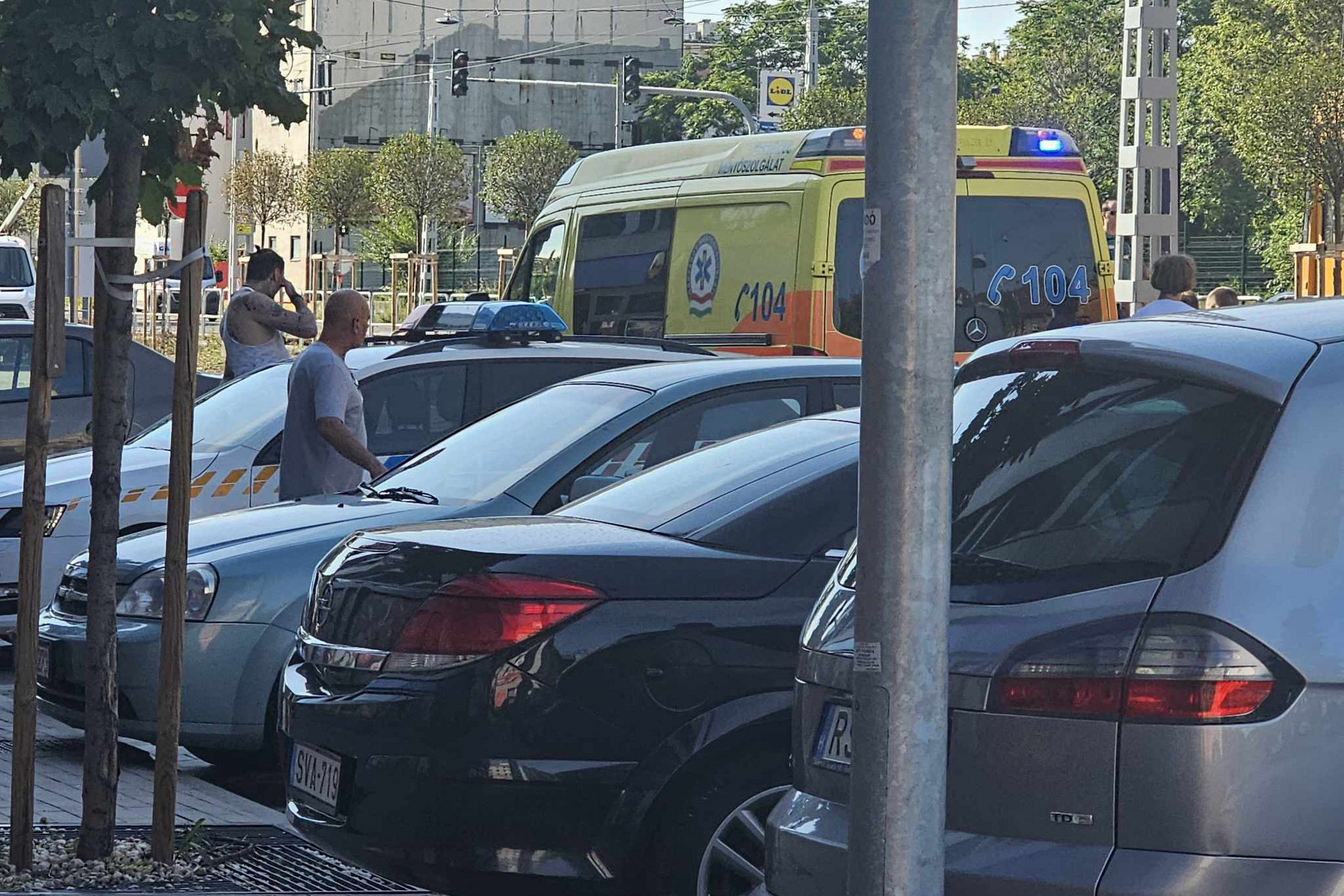 Fotó: MH A járókelők az intézkedést figyelik