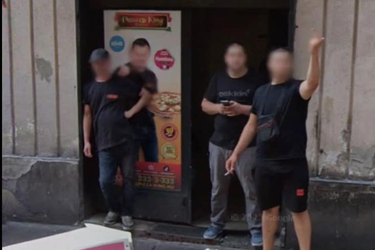 A Google Maps autója éppen a Pizza Kingnél bóklászott, de ez valakinek nagyon nem tetszett