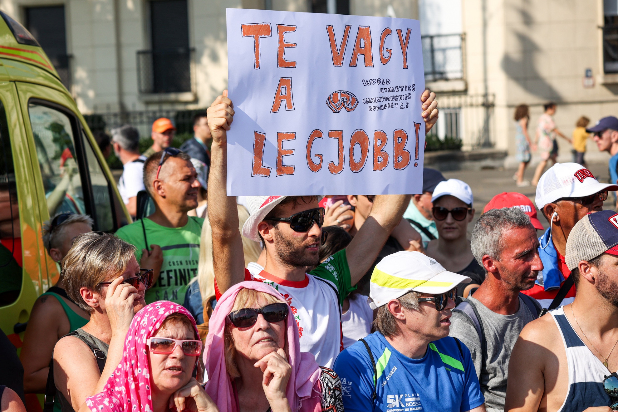 A magyar versenyzők buzdítása a női maratonon