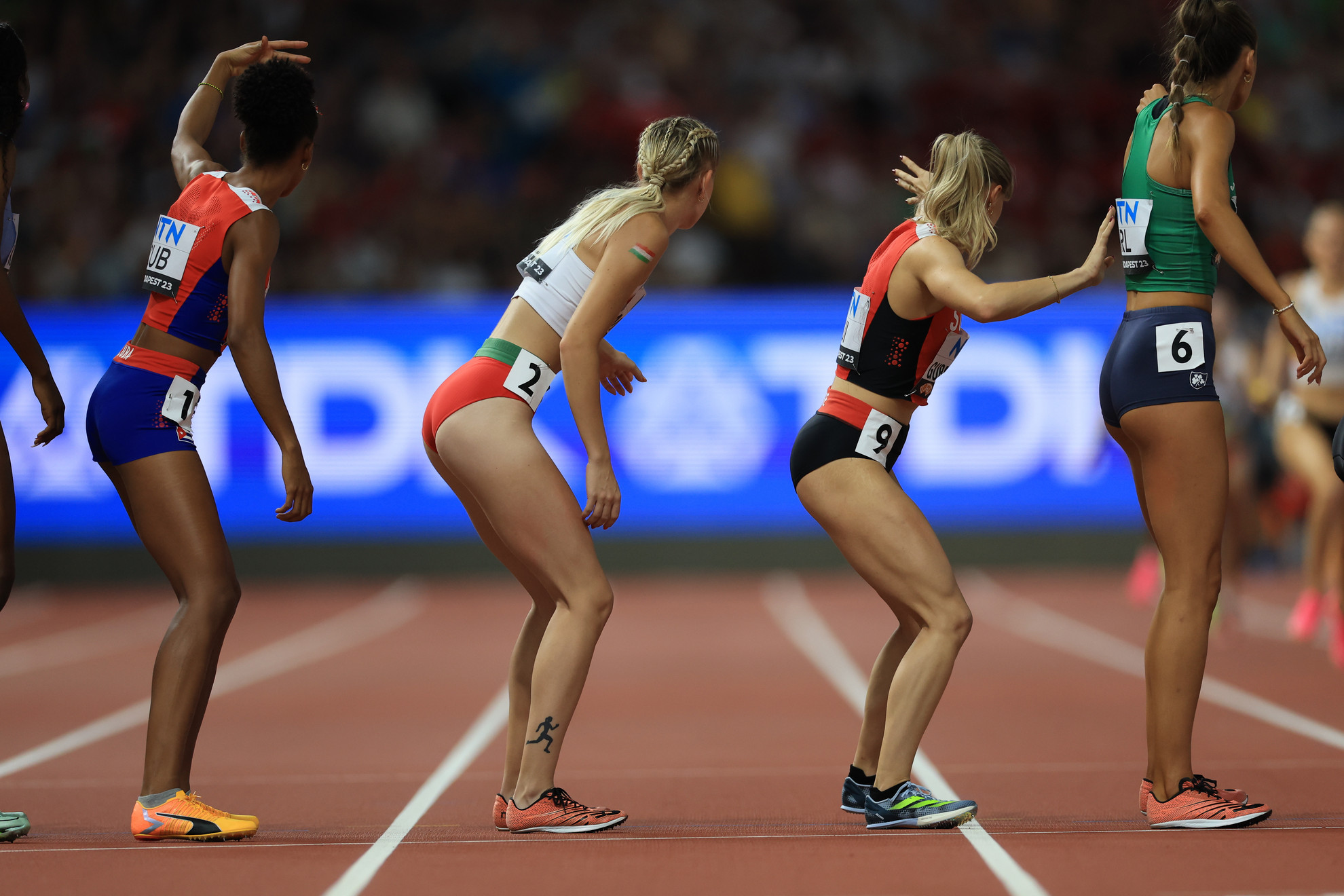 43 éves rekordot megdöntve 3:27.79 perces országos csúccsal ért célba az előfutamban a magyar női 4x400 méteres váltó (képünkön Molnár Janka balról a második)