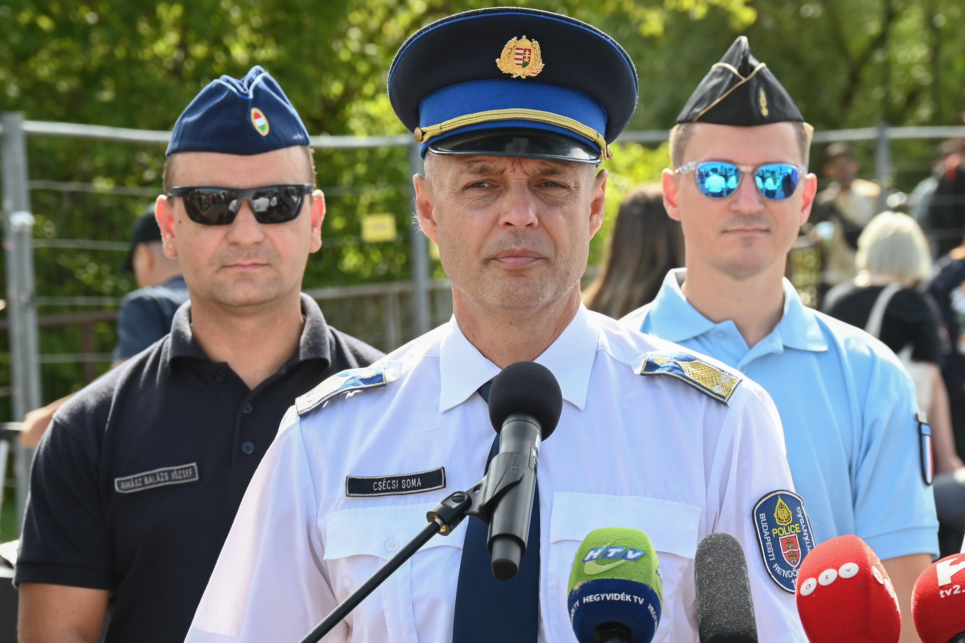 Fotó: MTI/Máthé Zoltán Csécsi Soma alezredes, a Budapesti Rendőr-főkapitányság (BRFK) szóvivője a Szigetre bevezető K-híd előtt a rendezvény rendőri biztosításáról tartott sajtótájékoztatón 2023. augusztus 10-én
