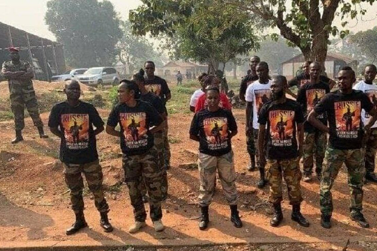 Afrikai katonák és a Wagner-csoport rajongói egy kiképzőtáborban