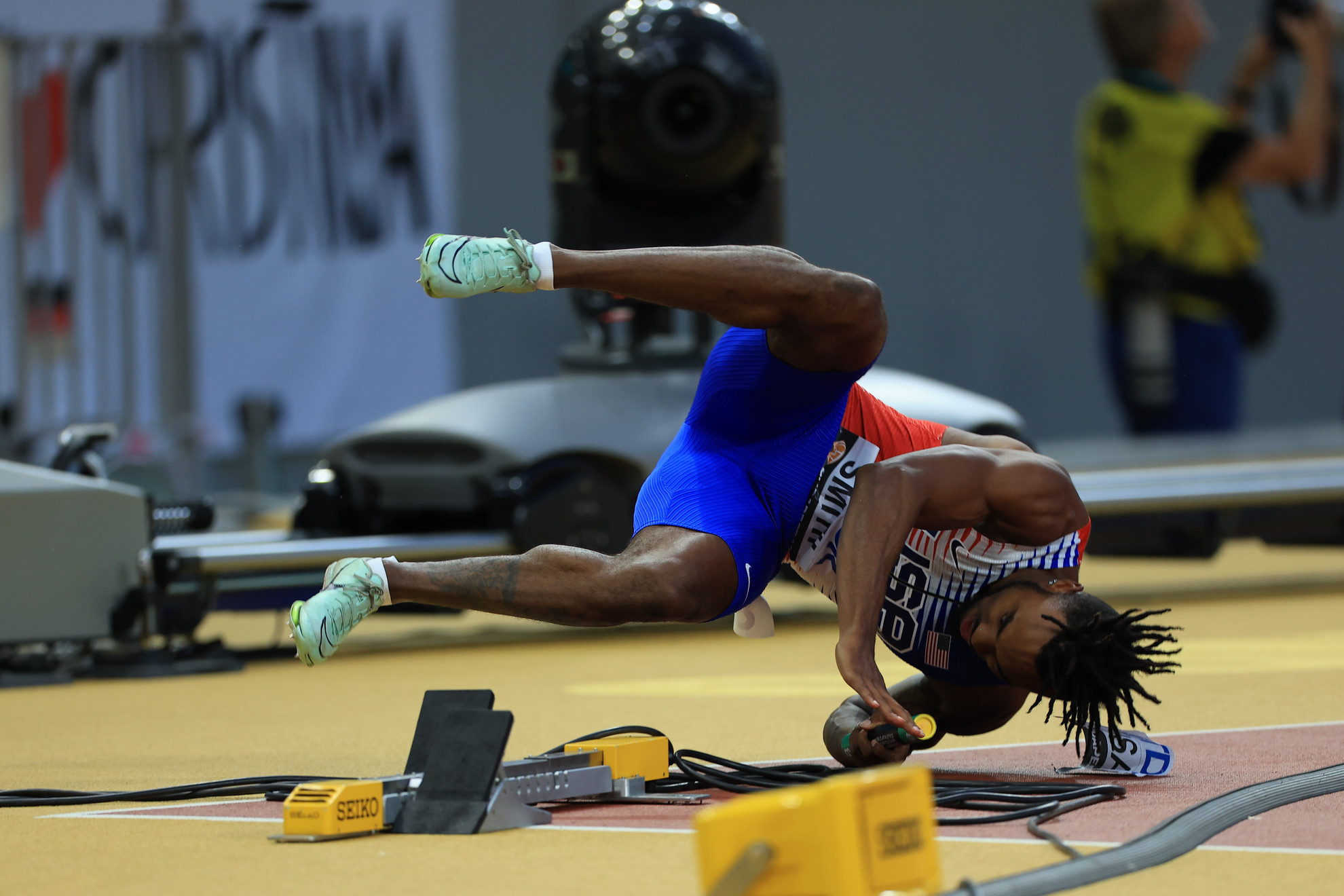 Az amerikai JT Smith esése a férfi 4x100 méteres váltófutás előfutamában