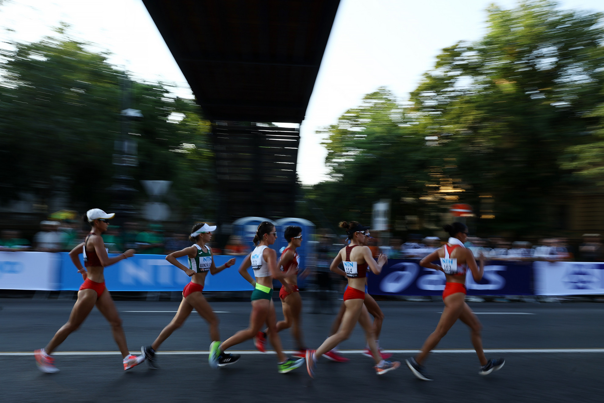 Fotó: MH/Purger Tamás A női 20 kilométeres gyaloglás versenyzői