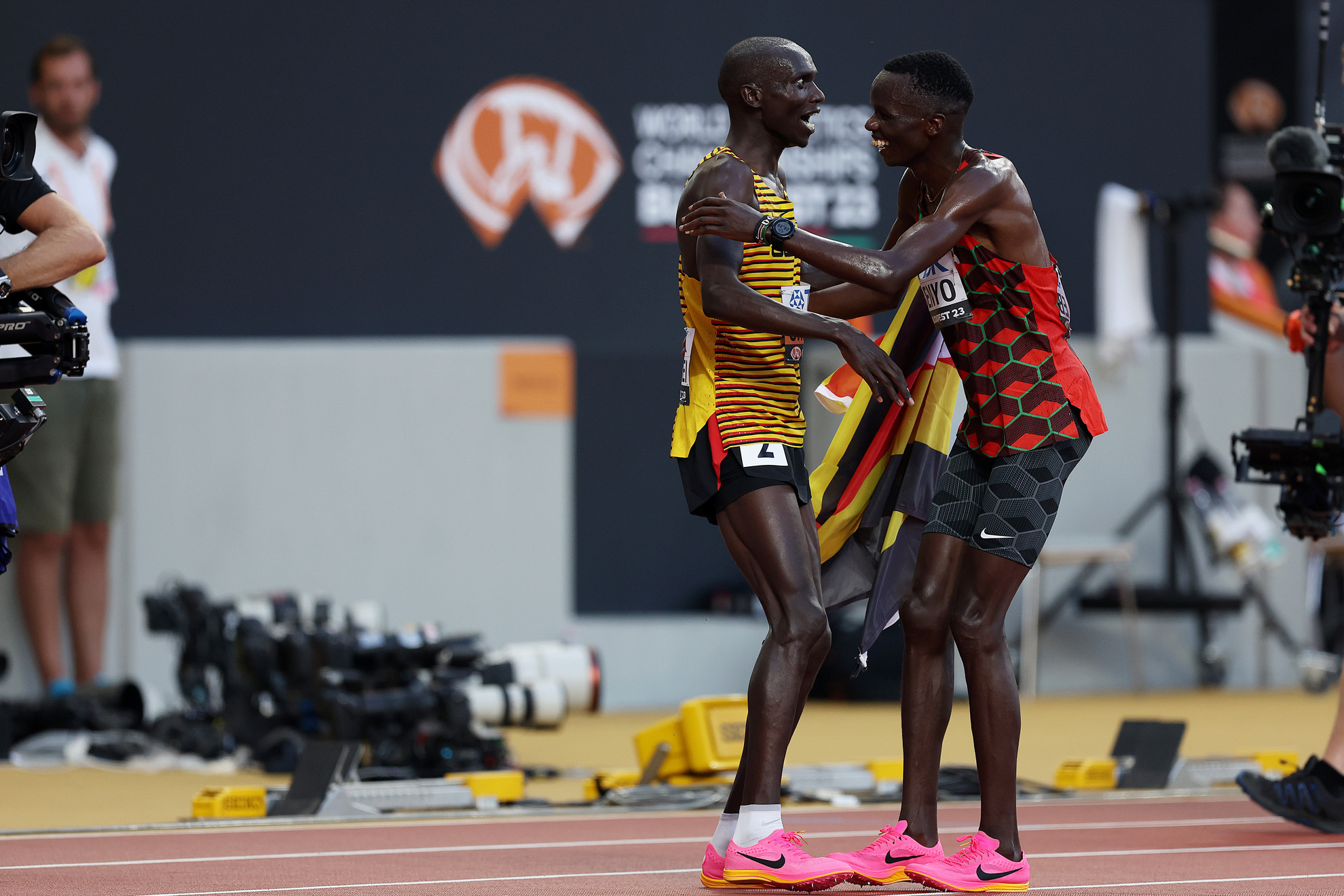 Fotó: MH/Purger Tamás A győztes ugandai Joshua Cheptegei ()balra) és a ezüstérmes kenyai Daniel Simiu Ebenyo a férfi 10000 méteres síkfutás döntője után