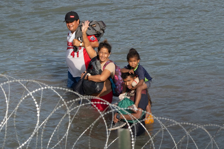 Fotó: AFP/Suzanne Cordeiro A görög parti őrség mintegy 200 migránst mentett ki az Évrosz folyónál