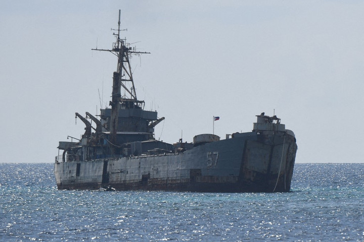 Peking felszólította Manilát, hogy távolítsa el szándékosan zátonyra futtatott hadihajóját a Dél-kínai-tengerről