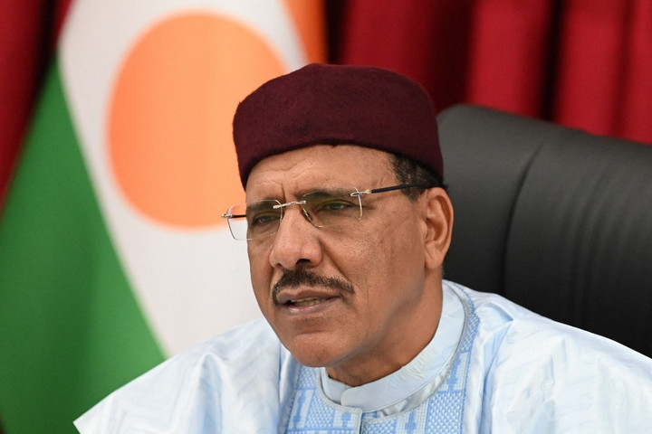 A nyugat-afrikai küldöttség találkozott Mohamed Bazoum megbuktatott elnökkel