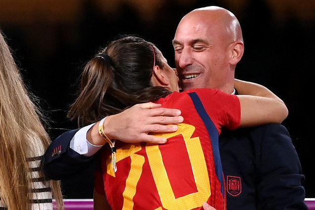 Szexuális zaklatással vádolják a spanyol női futballválogatott elnökét