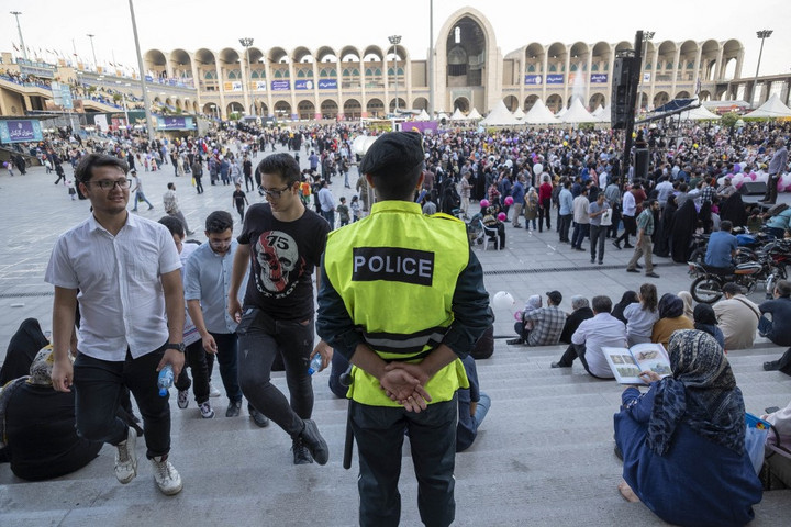 Fotó: NurPhoto via AFP/NurPhoto/Morteza Nikoubazl Rendőrökre támadtak fegyveresek