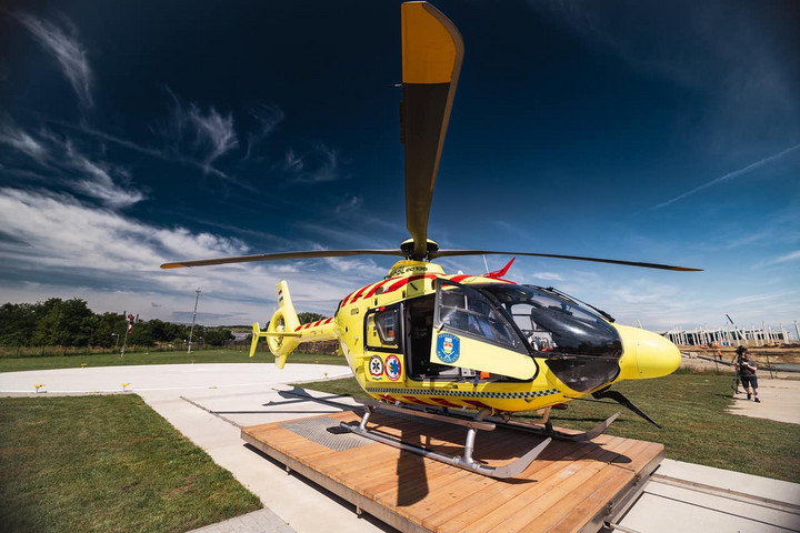 Fotó: Facebook/Dömötör Csaba Új mentőhelikopter-bázist adtak át Miskolcon