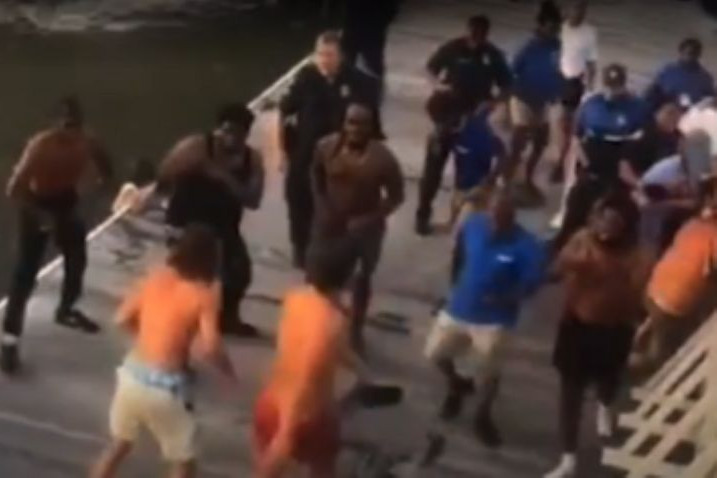 Fotó: Twitter Csontzene, pofonok, hajtépés – Ketrecharcra emlékeztető jelenetek egy alabamai kikötőben + VIDEÓ