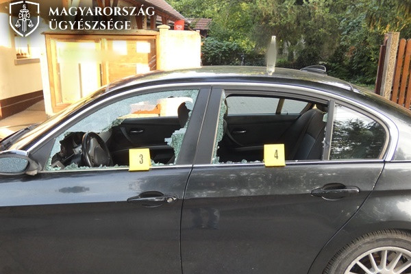 Fotó: ugyeszseg.hu Előkerült a baseballütő, a pajszer, a gáz riasztópisztoly és a balta