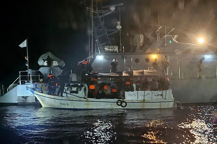 Fotó: JOINT RESCUE COORDINATION CENTRE (JCC) / AFP Hatvan migránst mentettek meg egy hajóról a ciprusi hatóságok