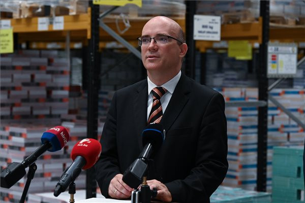 Fotó: MTI/Máthé Zoltán Maruzsa Zoltán: Megkezdődött a tankönyvek kiszállítása
