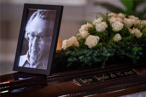 Fotó: MTI/Balogh Zoltán Végső búcsút vettek Lator Lászlótól