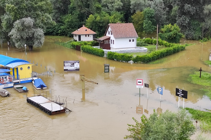 A gátakat megerősítve várják a Dráva tetőzését Drávaszabolcs térségében