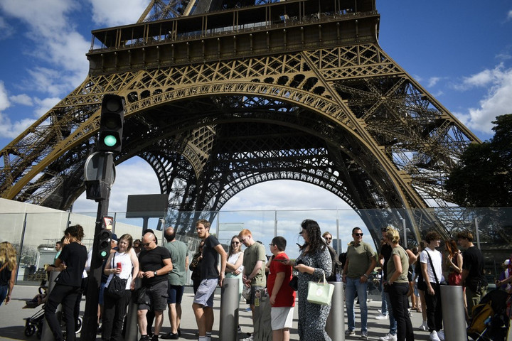 Fotó: MAGALI COHEN / HANS LUCAS / HANS LUCAS VIA AFP Az Eiffel-tornyon töltött egy éjszakát két ittas amerikai turista