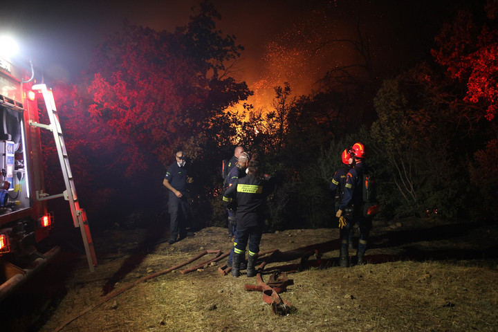 Fotó: Ayhan Mehmet / ANADOLU AGENCY / Anadolu Agency via AFP Több mint hatszáz tűzoltó küzd a lángokkal Görögországban
