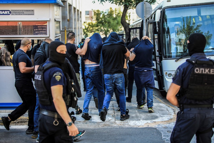 Fotó: AFP/Eurokinissi/Yiannis Panagopoulos Görög rendőröket függesztettek fel, horvát drukkereket vettek őrizetbe az athéni halálos késelés után
