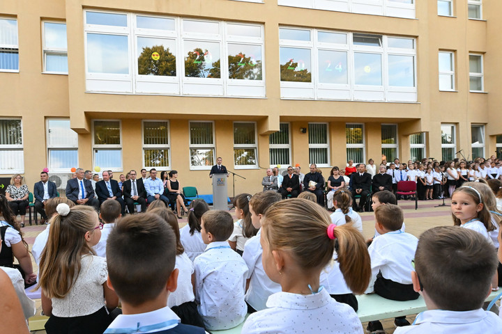 Fotó: MTI/Illyés Tibor Átadták a felújított csepeli Eötvös József Általános Iskolát