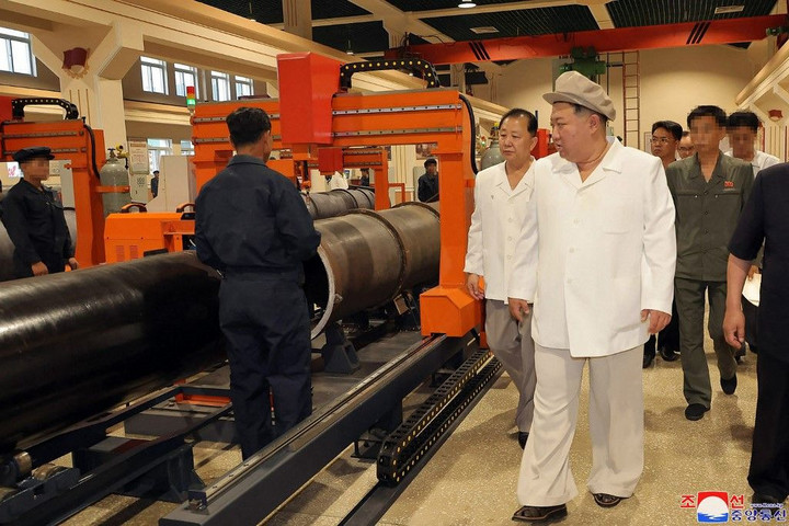 Fotó: AFP/ KCNA VIA KNS /STR A fegyvergyártás növelésére szólított fel Kim Dzsong Un észak-koreai vezető