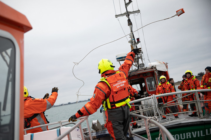 Fotó: Lou BENOIST / AFP Felborult egy migránsokat szállító hajó a La Manche csatornán
