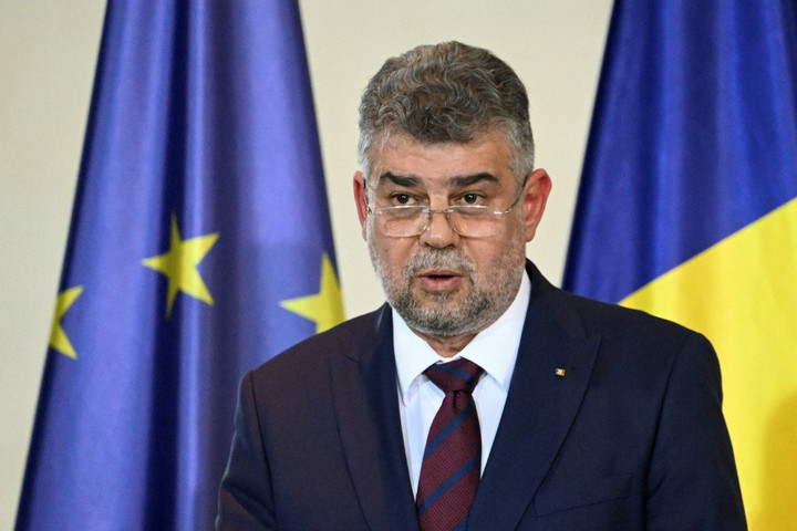 Fotó: AFP/Tobias Schwarz A román kormányfő kilátásba helyezte lemondását, ha koalíciós partnerei nem támogatják deficitcsökkentő reformcsomagját