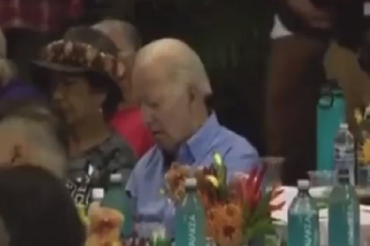 Videón, ahogy Biden elaludt a hawaii tűzvész áldozataival tartott találkozón
