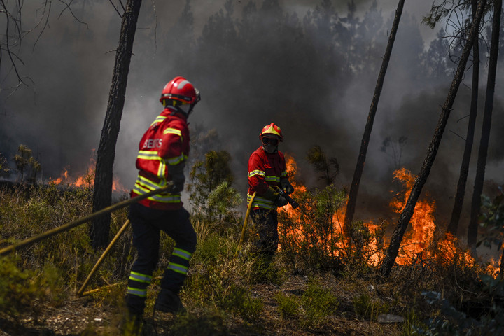Több mint ezer embert kellett kitelepíteni Portugáliában a tűz miatt