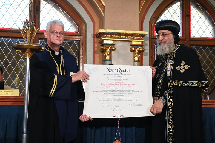 Fotó: MTI/Máthé Zoltán A Pázmány Péter Katolikus Egyetem díszdoktorává avatták II. Tavadrosz kopt pápát