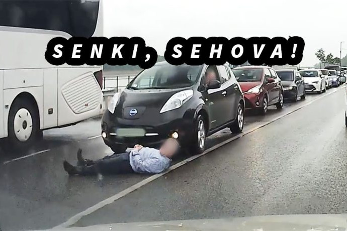 Fotó: Youtube VIDEÓ: Egyszerűen hanyattfeküdt a rakpart közepén a középkorú úr