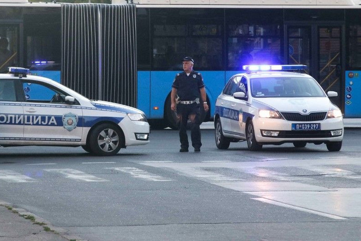 Megöltek két fiatalt egy általános iskola előtt