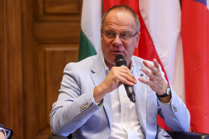 Fotó: MH/Török Péter Navracsics Tibor: Mélyebb V4-es együttműködésre van szükség