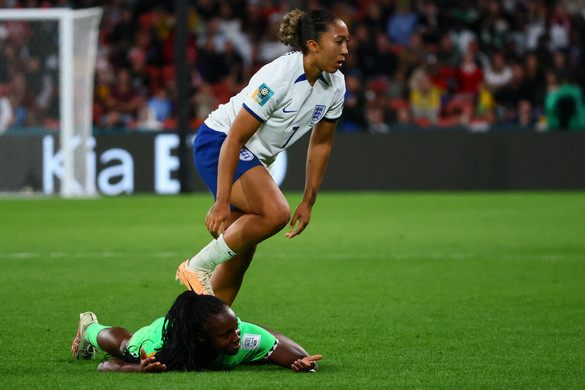Bocsánatot kért a női vb focistája, amiért rátaposott az ellenfelére
