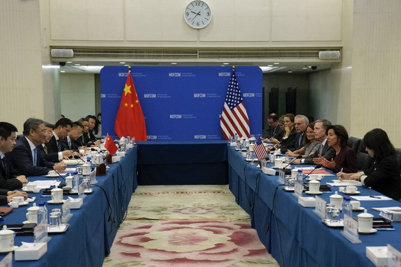 Fotó: Andy Wong / POOL / AFP Pekingben találkozott a kínai és az amerikai kereskedelmi miniszter