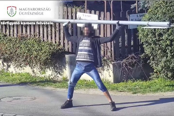 Kitépte a közlekedési táblát, majd megtámadta az autósokat egy budapesti férfi + VIDEÓ