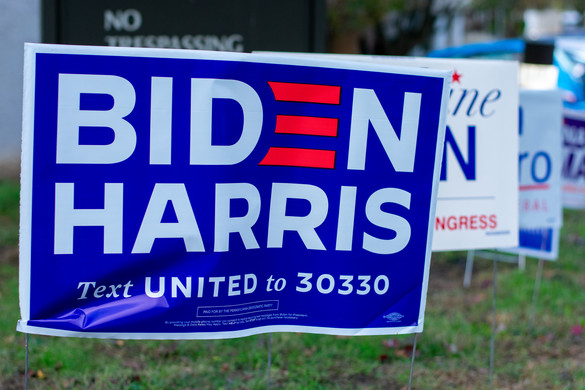 A folyton hasra eső Joe Biden után a szerencsétlenkedő alelnöknőn röhögnek + VIDEÓ