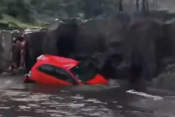 Ijesztő videón, ahogy egy indiai vízesésbe zuhan egy autó, benne egy tinilánnyal