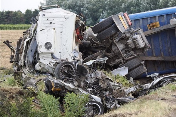 Ketten meghaltak a 6-os úton