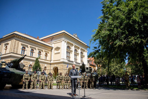 Kiváló fizetésért ülhet egy fiatal a Hiúz volánja mögé